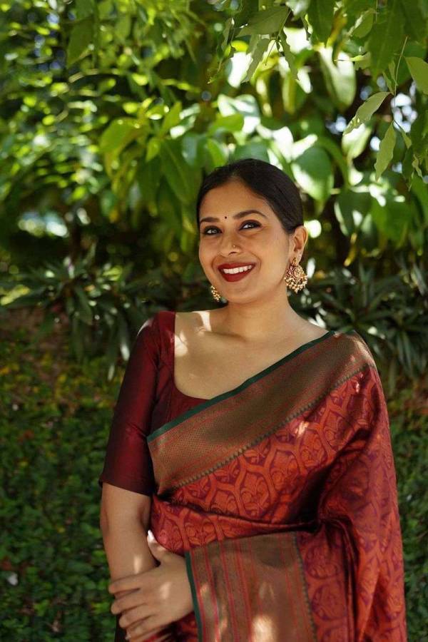 Allover Zari Weaving Flower Saree with Rich Pallu Heavy Border Design  in Surat