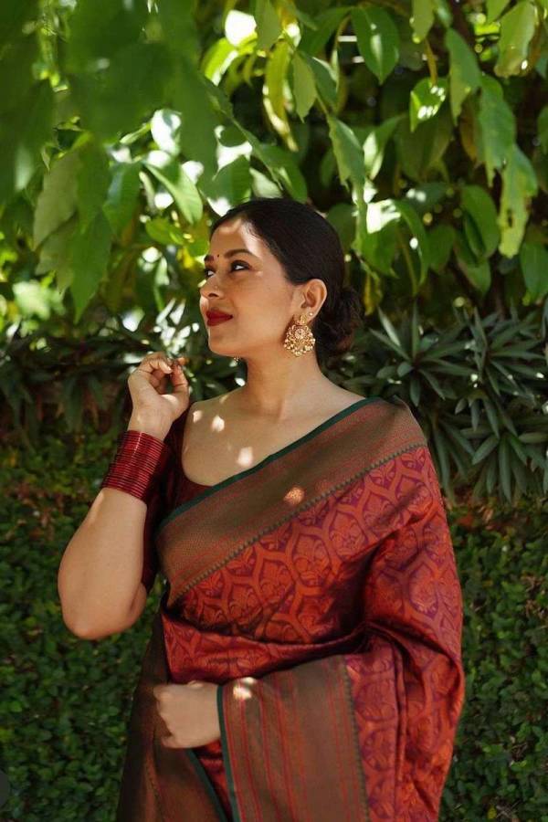 Allover Zari Weaving Flower Saree with Rich Pallu Heavy Border Design  in Surat