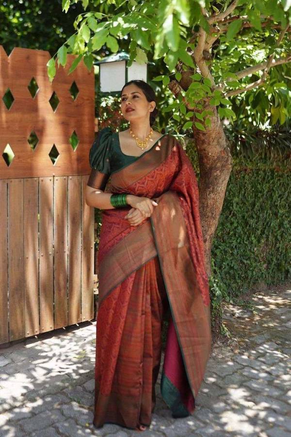 Allover Zari Weaving Flower Saree with Rich Pallu Heavy Border Design  in Surat
