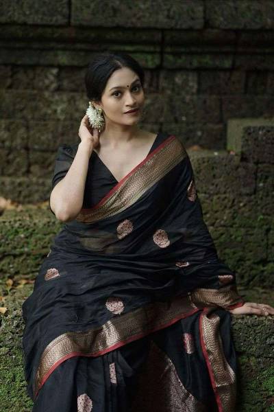 Banarasi Saree with Exquisite Pallu and Golden Zari Floral Weaving Manufacturers in Surat