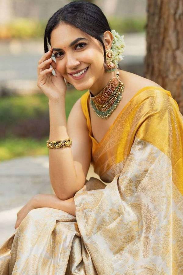 Exquisite Banarasi Saree with Golden Zari Weaving and Floral Designs on the Pallu  in Surat