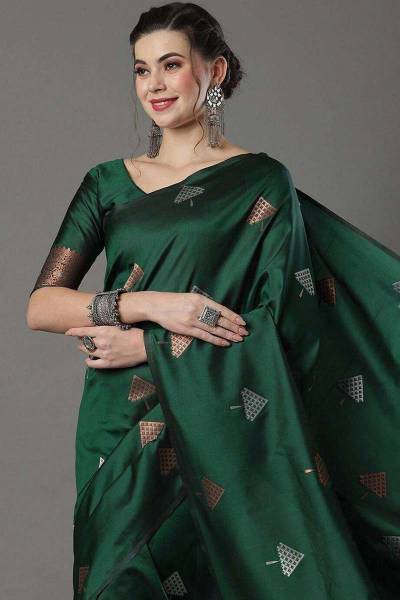 Exquisite Craftsmanship The Essence of DCPL Banarasi Saree in Surat