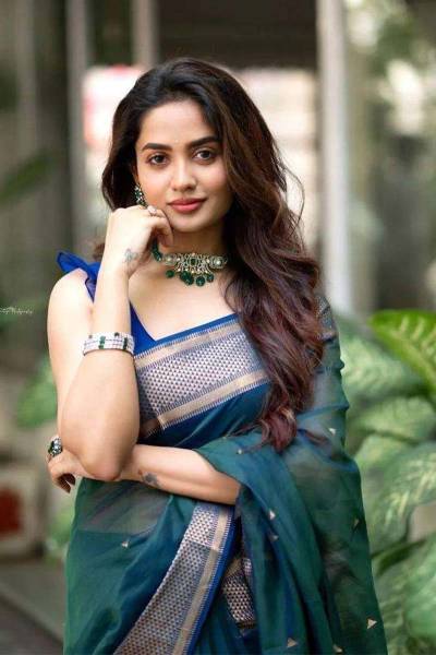 Exquisite Pallu A Saree Adorned with Golden Zari Weaving Flower Designs in Surat