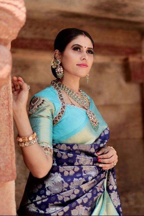 Exquisite Pallu A Saree Adorned with Golden Zari Weaving Flower Designs  in Surat
