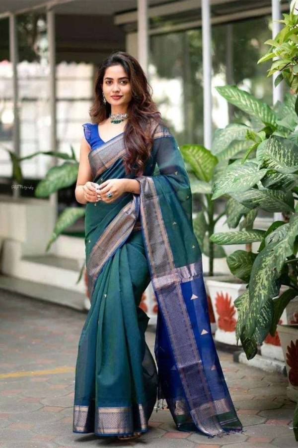 Exquisite Pallu A Saree Adorned with Golden Zari Weaving Flower Designs  in Surat