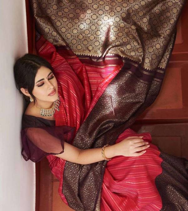 Exquisite Pallu A Saree Adorned with Golden Zari Weaving Flower Designs  in Surat