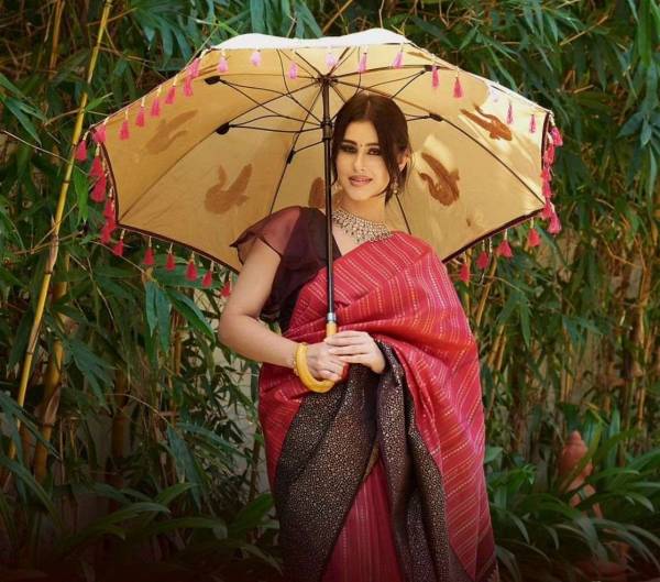 Exquisite Pallu A Saree Adorned with Golden Zari Weaving Flower Designs  in Surat