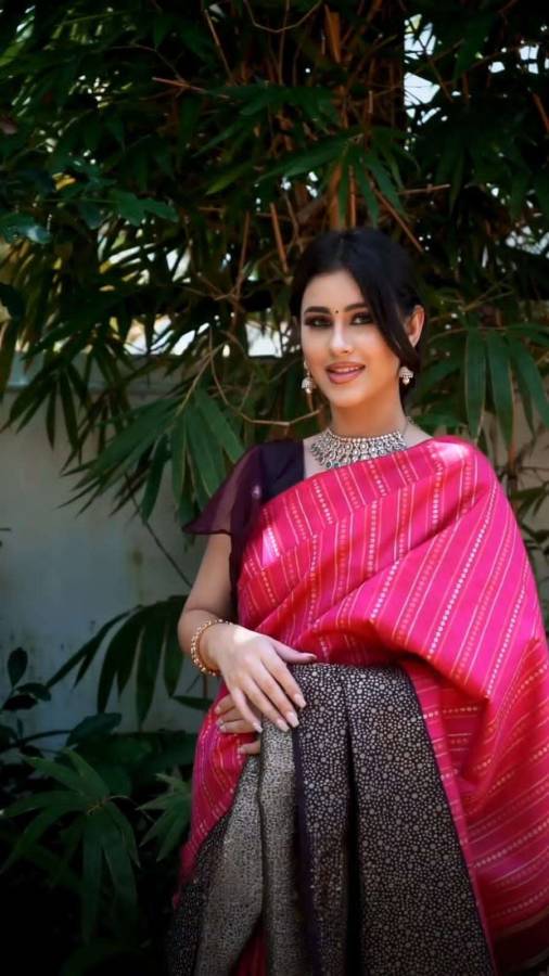 Exquisite Pallu A Saree Adorned with Golden Zari Weaving Flower Designs  in Surat