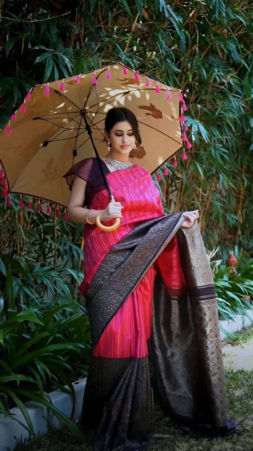 Exquisite Pallu A Saree Adorned with Golden Zari Weaving Flower Designs  in Surat