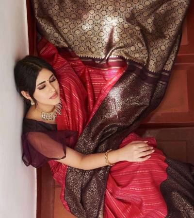 Exquisite Pallu A Saree Adorned with Golden Zari Weaving Flower Designs in Surat