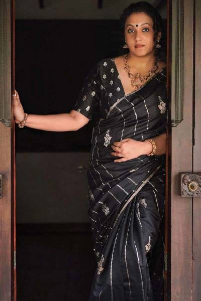 Exquisite Pallu A Saree Adorned with Golden Zari Weaving Flower Designs in Surat