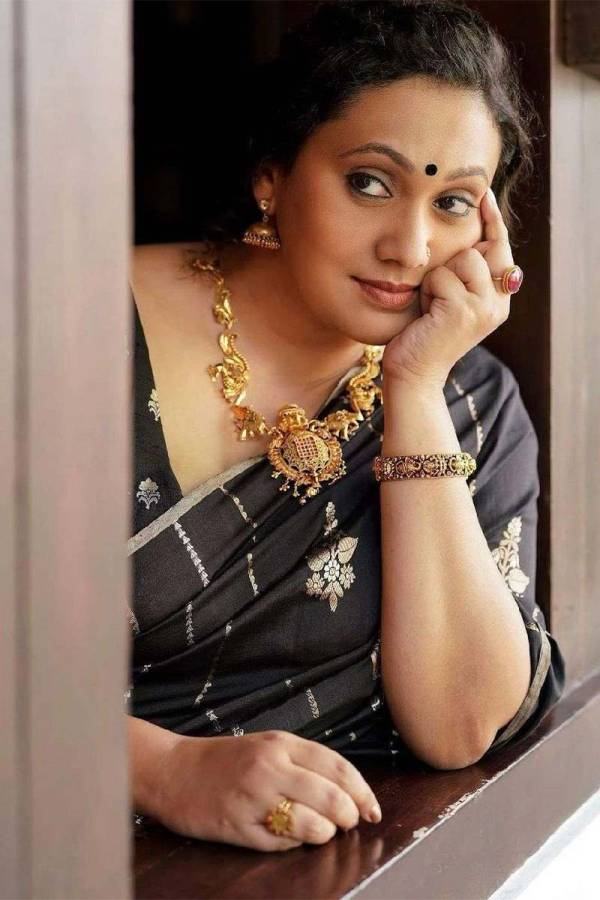 Exquisite Pallu A Saree Adorned with Golden Zari Weaving Flower Designs  in Surat