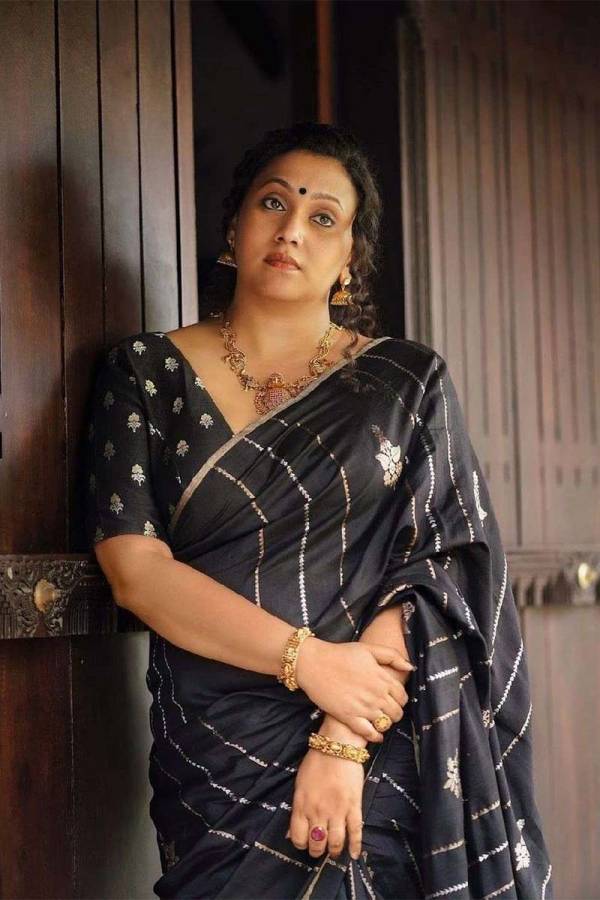 Exquisite Pallu A Saree Adorned with Golden Zari Weaving Flower Designs  in Surat