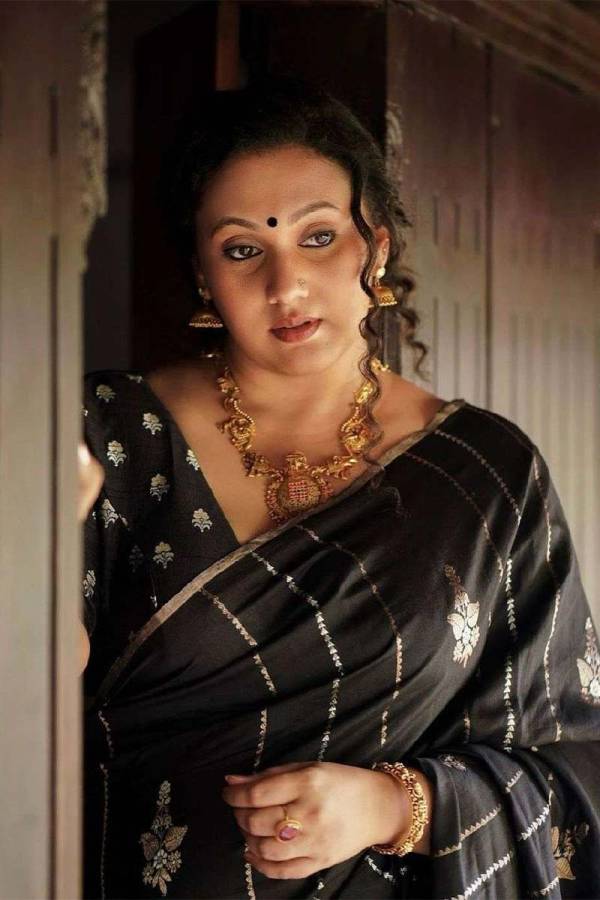 Exquisite Pallu A Saree Adorned with Golden Zari Weaving Flower Designs  in Surat