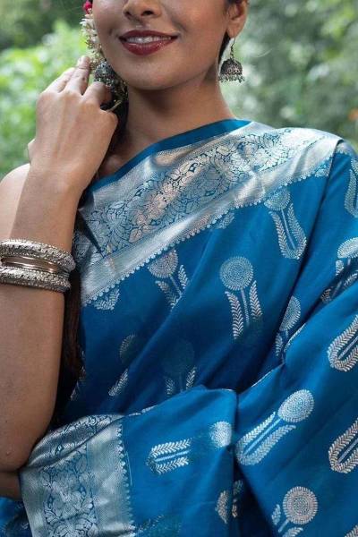 Exquisite Pallu a Saree Adorned With Silver Zari Weaving Flower Designs in Surat
