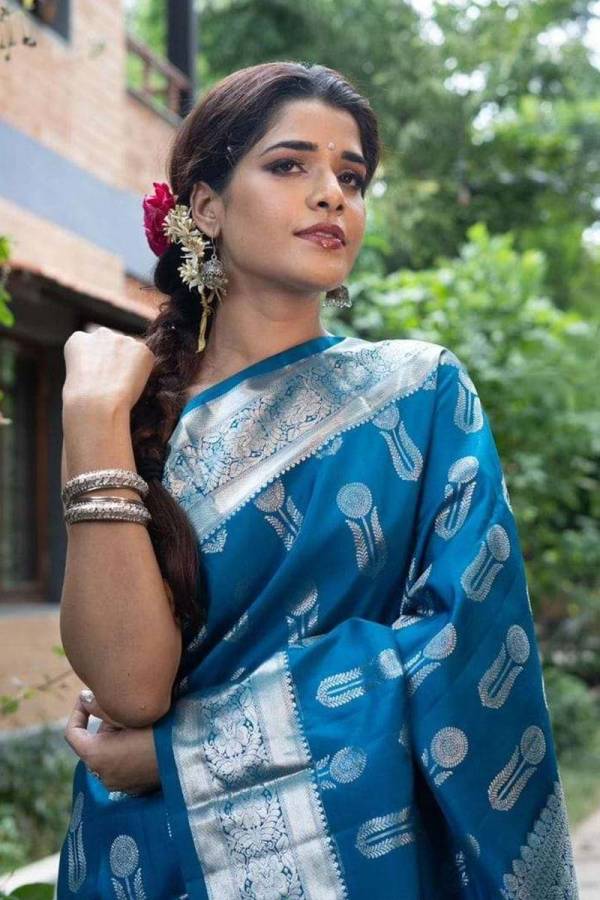 Exquisite Pallu a Saree Adorned With Silver Zari Weaving Flower Designs  in Surat