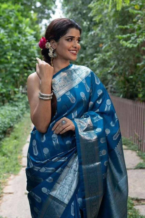 Exquisite Pallu a Saree Adorned With Silver Zari Weaving Flower Designs  in Surat