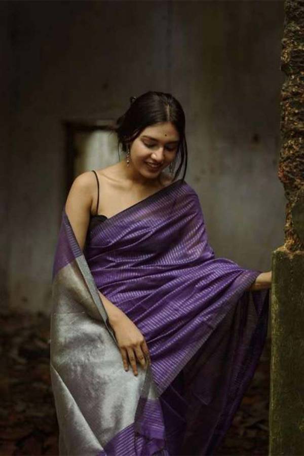 Exquisite Weaving Elevate Your Wardrobe with This Stunning Silk Saree  in Surat