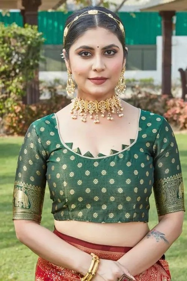 Gharchola-Style Zari Checks Banarasi Soft Silk Saree with Green Contrast Pallu in Pink and Wine  in Surat