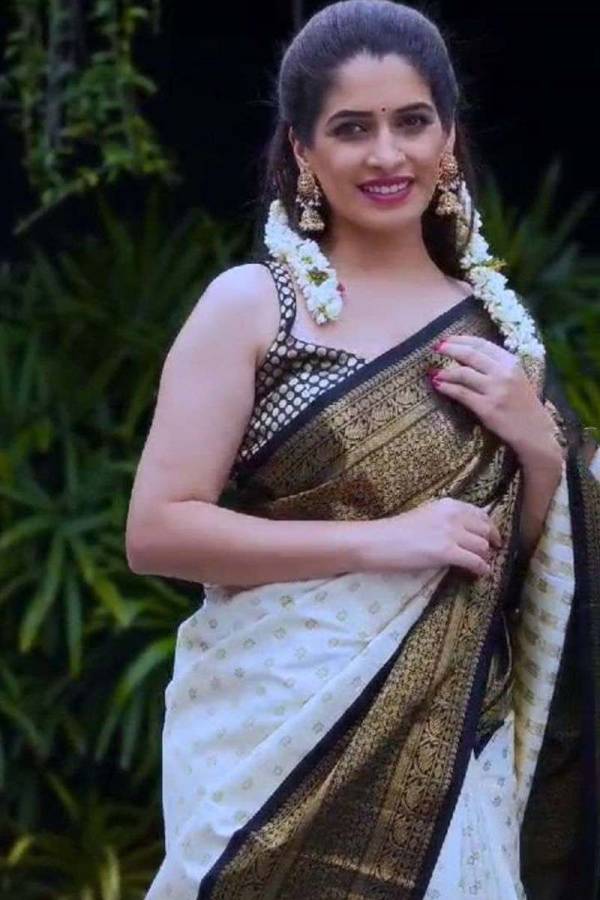 Golden Blossoms Rich Pallu Saree with Allover Zari Flower Weaving  in Surat
