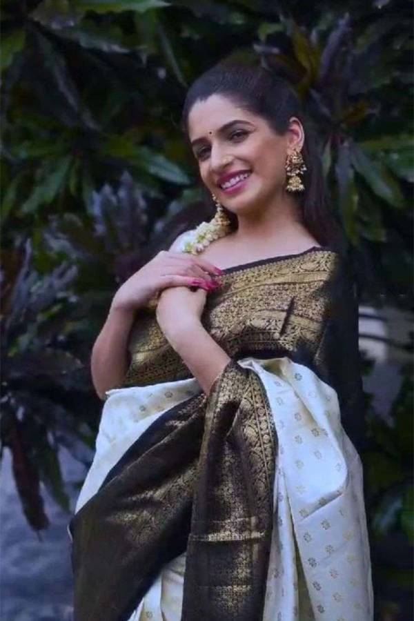 Golden Blossoms Rich Pallu Saree with Allover Zari Flower Weaving  in Surat
