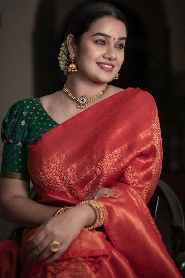 Golden Elegance Banarasi Soft Silk Saree with Intricate Design Saree  in Surat