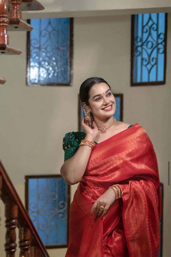 Golden Elegance Banarasi Soft Silk Saree with Intricate Design Saree  in Surat