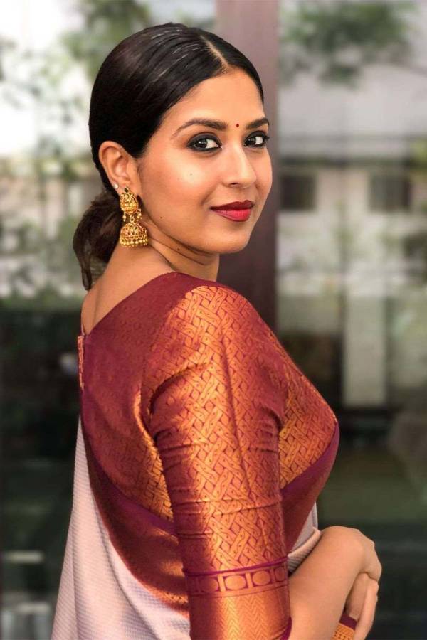 Golden Elegance Banarasi Soft Silk Saree with Intricate Design descripson  in Surat