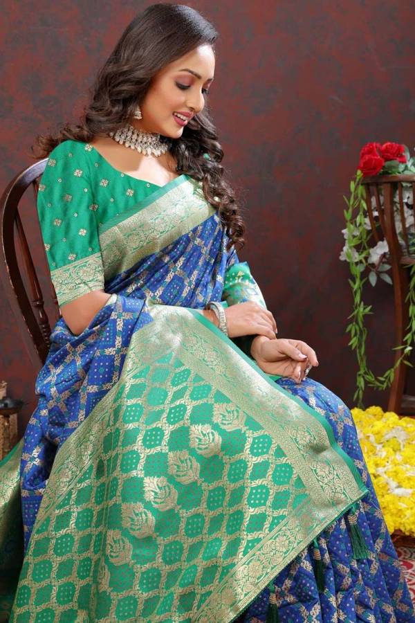 Graceful Patola Silk Saree Zari Minakari Weaving Desing Saree  in Surat
