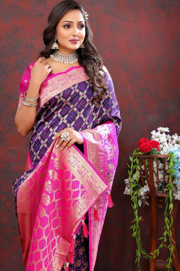Graceful Patola Silk Saree Zari Minakari Weaving Desing Saree  in Surat
