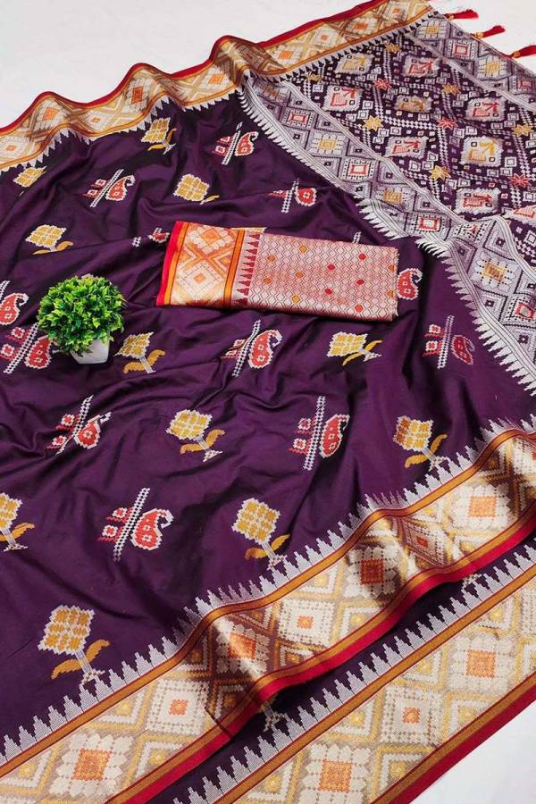 Graceful Patola Silk Saree Zari and Minakari Weaving Desing Saree  in Surat