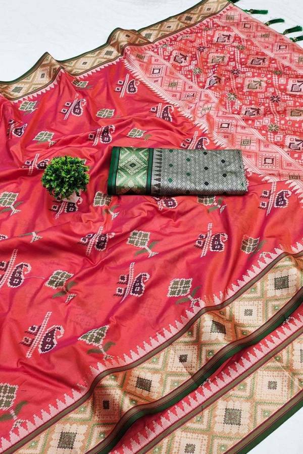 Graceful Patola Silk Saree Zari and Minakari Weaving Desing Saree  in Surat