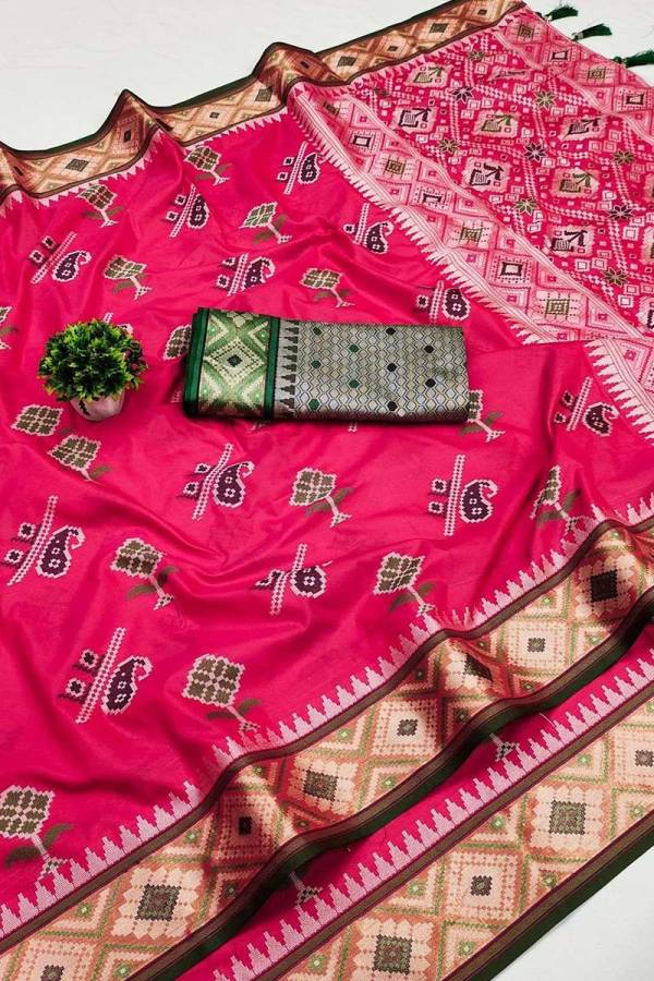 Graceful Patola Silk Saree Zari and Minakari Weaving Desing Saree  in Surat