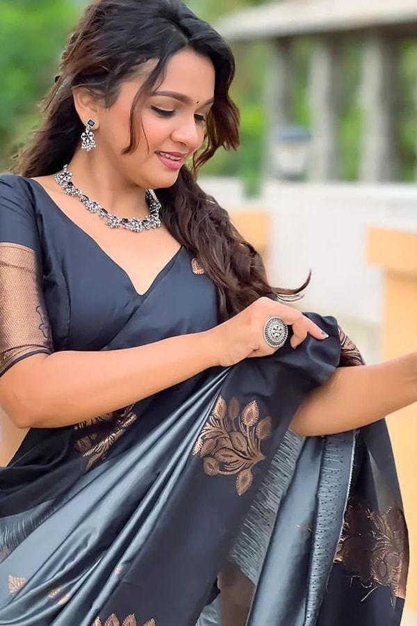 Large Floral Motif Banarasi Soft Silk Saree with Contrast Tassel Pallu in Five Colours  in Surat