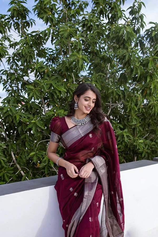 Linen-Look Soft Cotton Saree with Silver Zari Buttis and Tissue Pallu in Green, Pink and Wine  in Surat