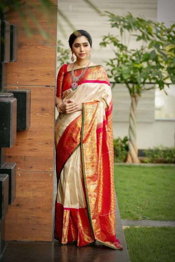 Luxurious Traditional Saree with Golden Zari Buta Design and Hevya Border Saree  in Surat