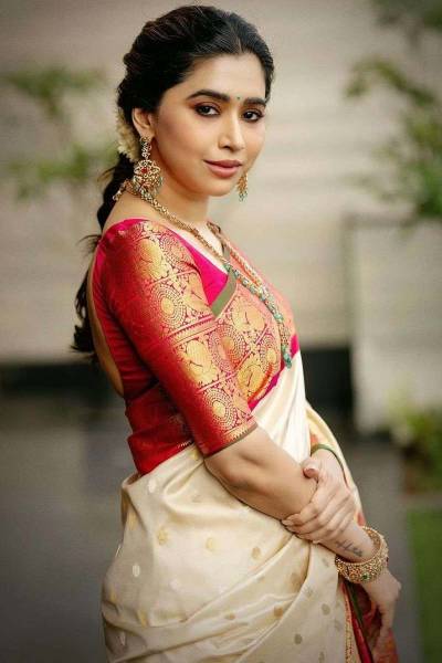 Luxurious Traditional Saree with Golden Zari Buta Design and Hevya Border Saree in Surat