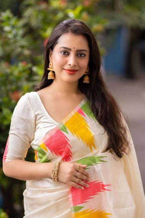 Rich Golden Pallu Banarasi Silk Saree with Intricate Temple Border  in Surat