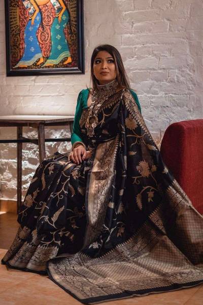 Rich Pallu All Over Flower Design on a Luxurious Traditional Indian Golden Zari Weaving in Surat