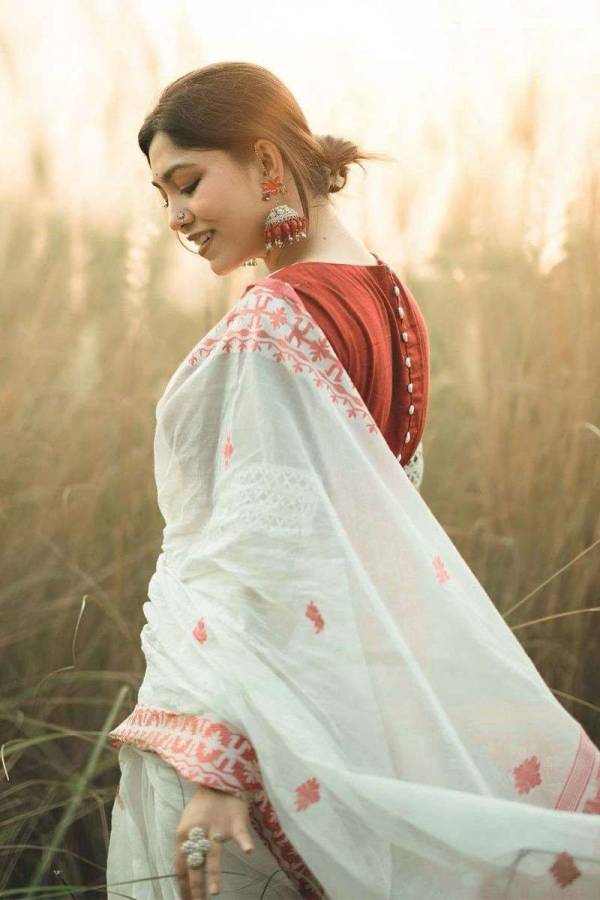 Shimmering Elegance Soft Linen Cotton Silk Sarees for Festive Splendor  in Surat