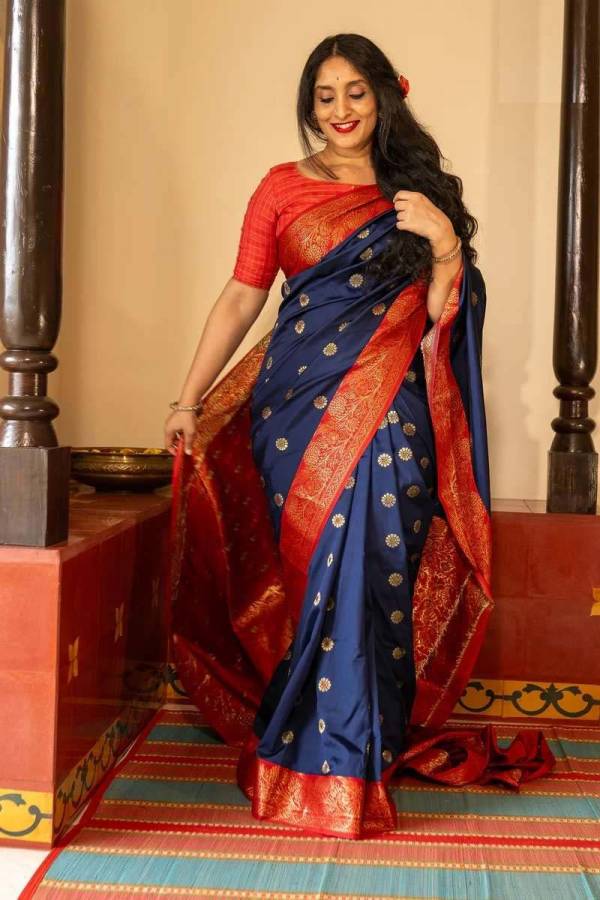 Traditional Golden Zari Woven Banarasi Silk Saree with Intricate Border  in Surat