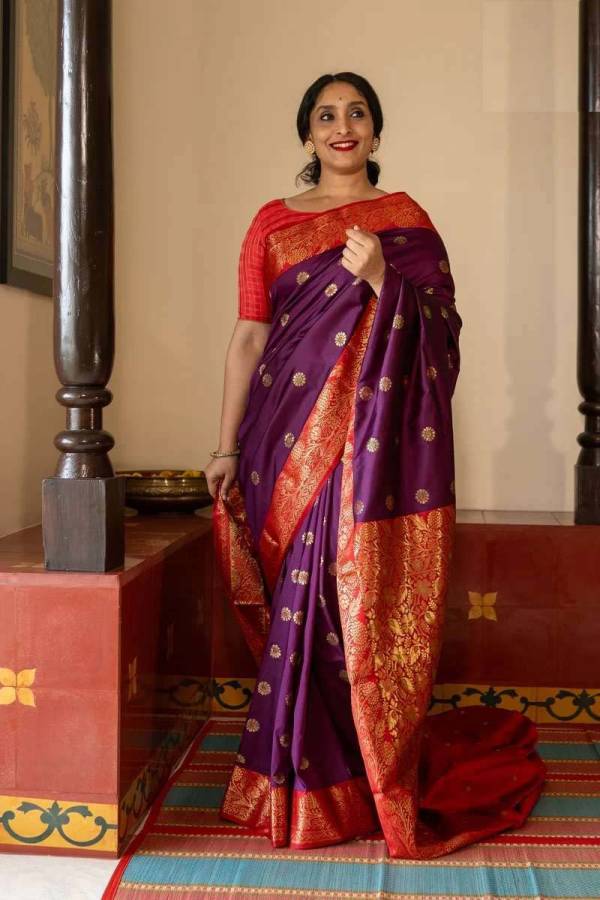 Traditional Golden Zari Woven Banarasi Silk Saree with Intricate Border  in Surat