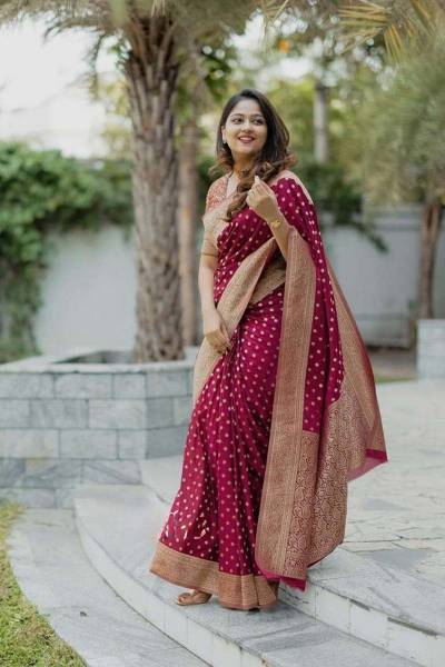 Traditional Indian Banarasi Saree with Luxurious Zari Work in Surat