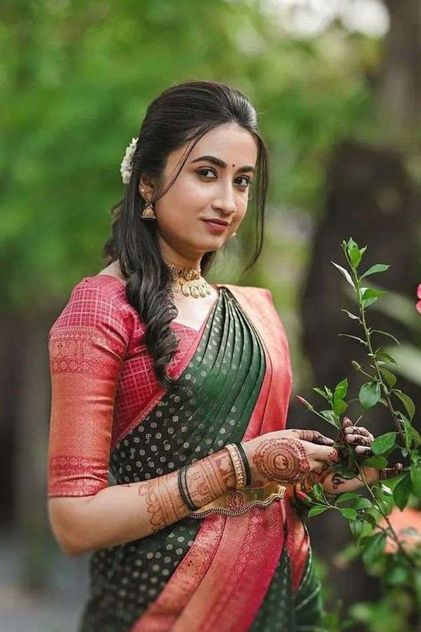 Traditional Splendor Kanjivaram Silk Saree with Intricate Buta Motifs  in Surat